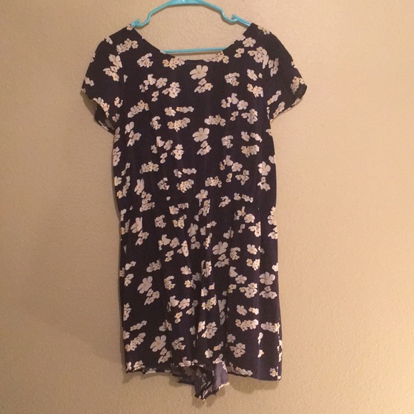Charming Charlie’s floral romper size XL - Picture 1 of 2